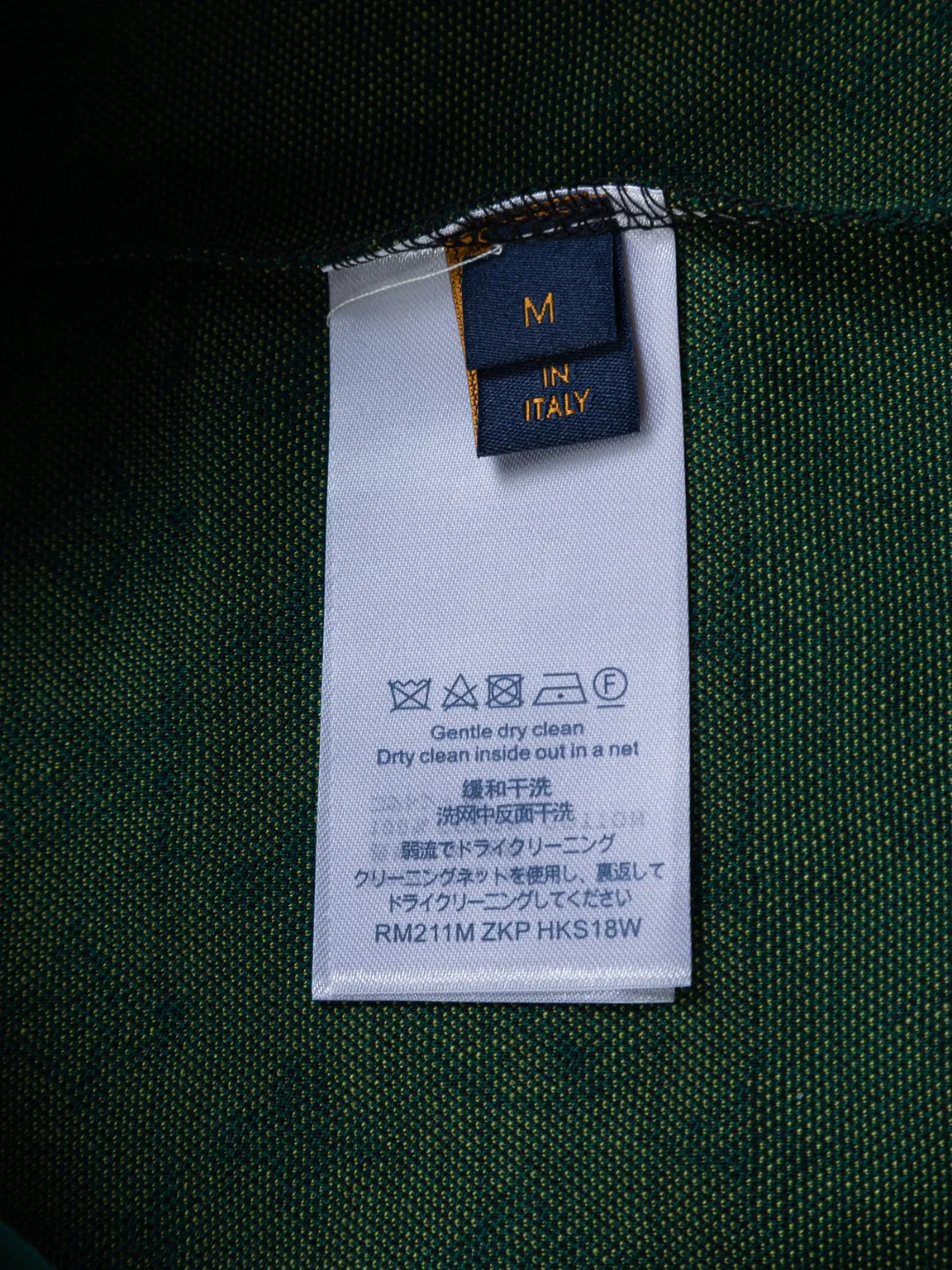 🅿️200 Louis Vuitton 1V LV lv slightly wide version S-XL LV 26ss new products are available at counters simultaneously. Multiple craftsmanship. Contrast color jacquard large stripes all over the body 🪡 embroidery. Round neck short-sleeved T-shirt, same style for men and women! Consigned to one-to-one creation. Synchronized with the official website, pure cotton fabrics at the counter! It is close to the skin and comfortable, durable and easy to wear. It has a classic and simple logo design and meticulous original craftsmanship. Short-sleeves, a must-have item for men, do not appear to be the same for the general public, but must be unique and eye-catching. This LV short-sleeve is all about quality, comfort, the same shape and fashion as always, including fabrics and cutting techniques. All of them have been made with great effort! 320 grams of washed pure cotton fabric, pure cotton is breathable, very refreshing and comfortable for daily wear. The rib knitting on the neckline is smooth and tight, and the neckline will not be skewed if you toss it at will. The loose version, you will find that it looks really good on the upper body. The overall is minimalist and neat, super versatile for daily use! Pair it casually with a pair of pants for a youthful look. A T-shirt will make your outfit crazy. It is a fashionable item that can never go wrong! Color: Black White Size: S-XL Size chart: S: Shoulder width 50-Bust 56-Length 70 M: Shoulder width 52-Bust 57-Length 72 L: Shoulder width 54-Bust 59-Length 74 XL: Shoulder width 56-Bust 62-Length 76